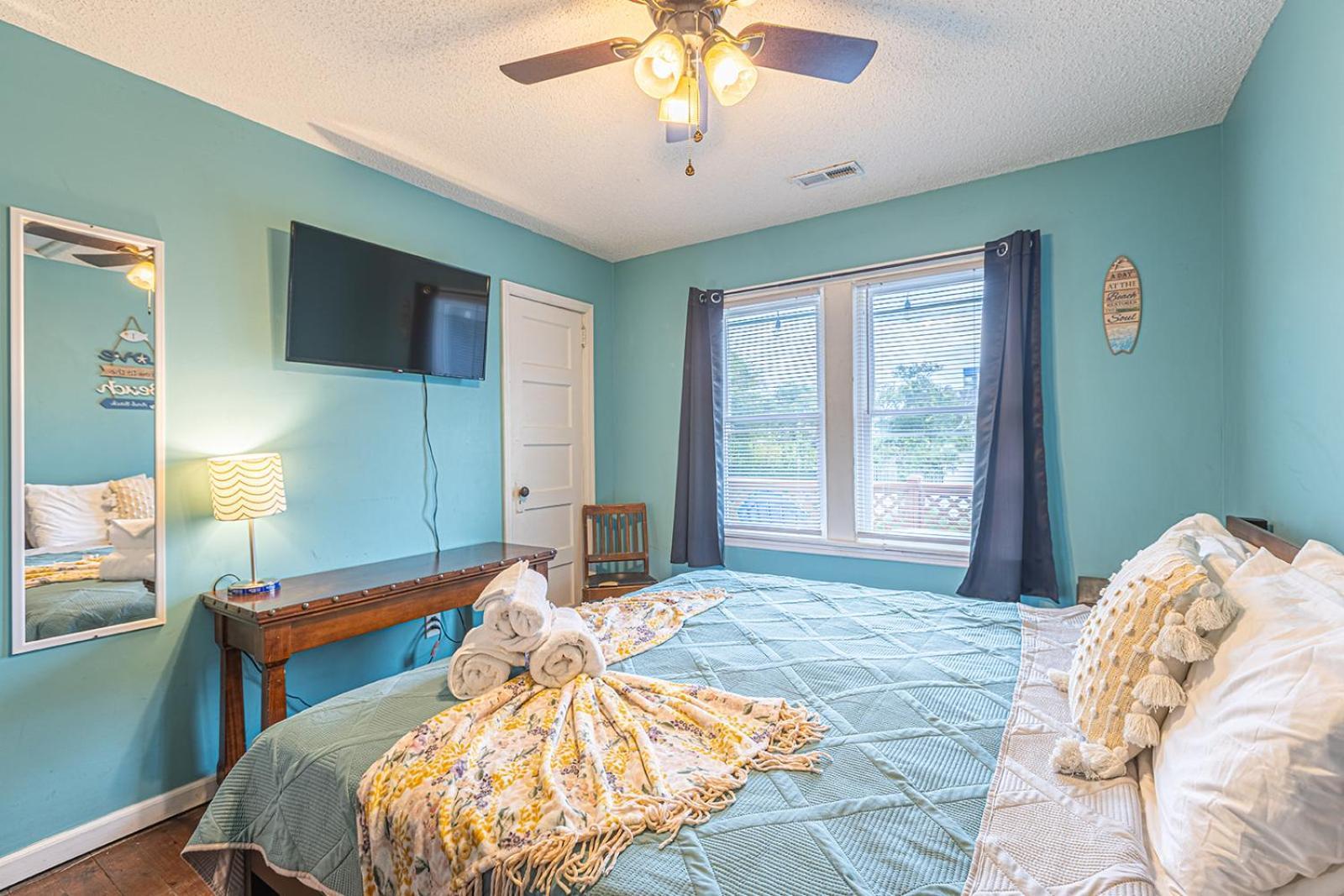 Gorgeous Centrally Located Ocean View 2 King, Huge Private Yard & Deck, Firepit, Bbq, & Game Tables 미를 비치 외부 사진