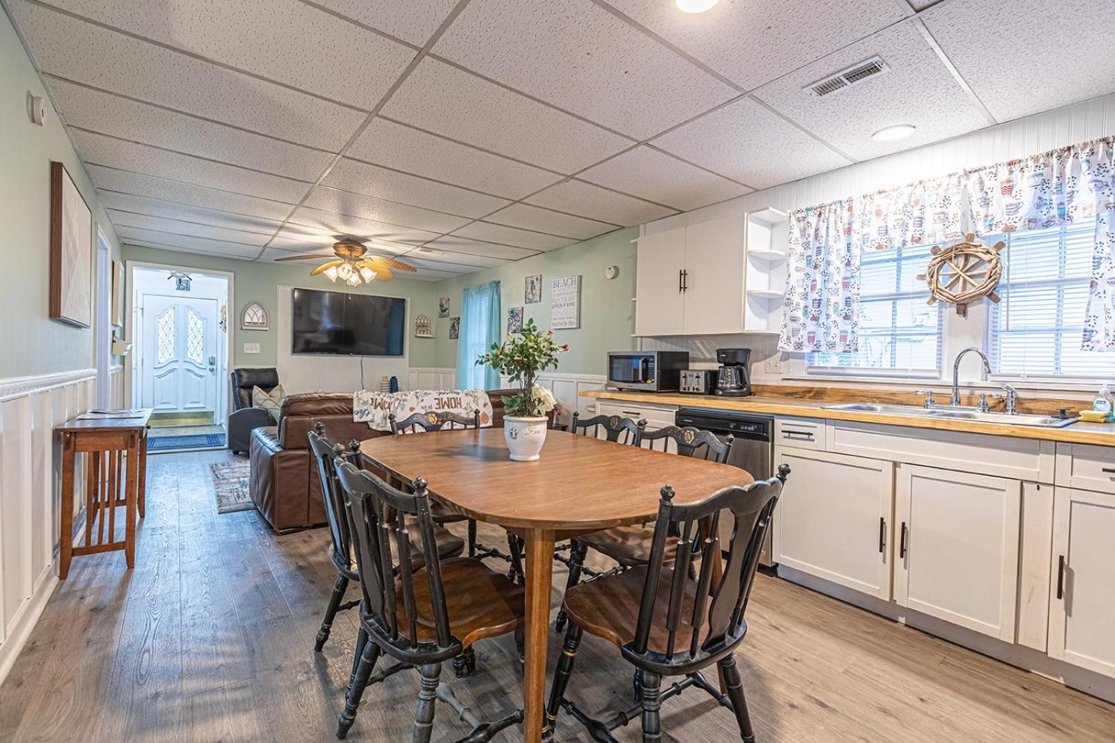 Gorgeous Centrally Located Ocean View 2 King, Huge Private Yard & Deck, Firepit, Bbq, & Game Tables 미를 비치 외부 사진